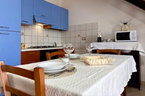 Kitchen or kitchenette, Dining area, stove, toaster