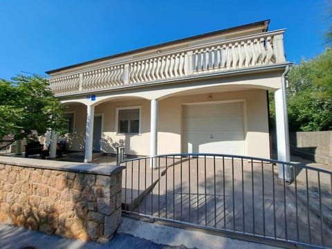 Property building, Balcony/Terrace, Parking