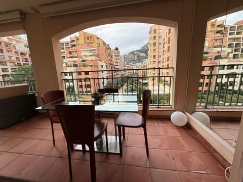 Monaco, elegant & quiet apartment, ideal for 2, with terrace, garden view & pool Apartment in Monaco