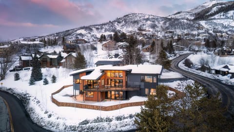 Property building, Facade/entrance, Neighbourhood, Winter