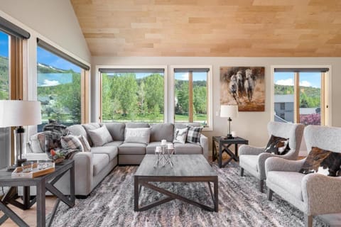 Living room, Seating area, Mountain view
