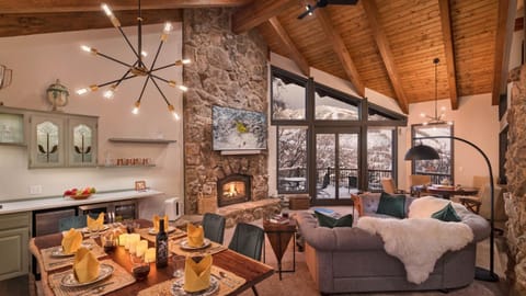 TV and multimedia, View (from property/room), Living room, Seating area, Dining area