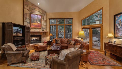 TV and multimedia, Living room, Seating area, fireplace
