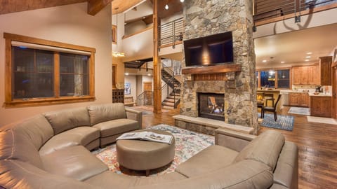 TV and multimedia, Seating area, fireplace