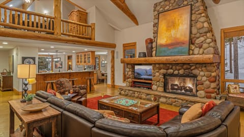 TV and multimedia, Living room, Seating area, fireplace, kitchen