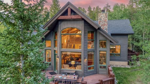 Property building, Balcony/Terrace, Dining area, fireplace