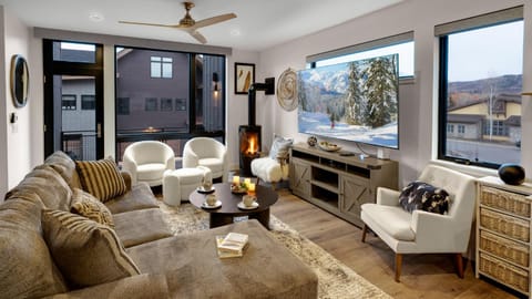 View (from property/room), Balcony/Terrace, Living room, Seating area