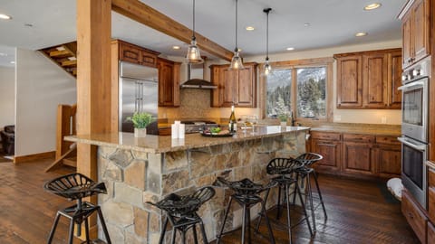 Food and drinks, Seating area, Dining area