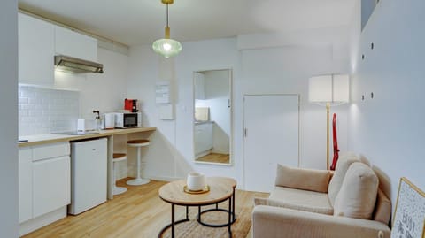 Kitchen or kitchenette, Living room, Seating area, Dining area, stove