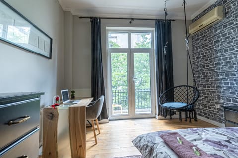 Bed, TV and multimedia, View (from property/room), Balcony/Terrace, Living room, Photo of the whole room, Seating area, Bedroom