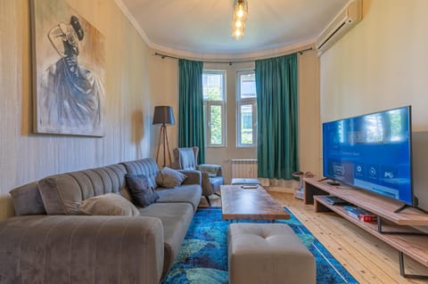 Communal lounge/ TV room, TV and multimedia, Living room, Seating area, Evening entertainment