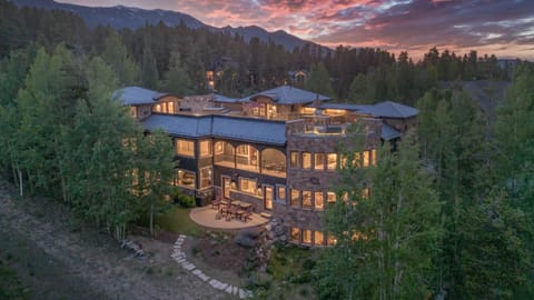 Property building, Patio, Facade/entrance, Balcony/Terrace, Mountain view