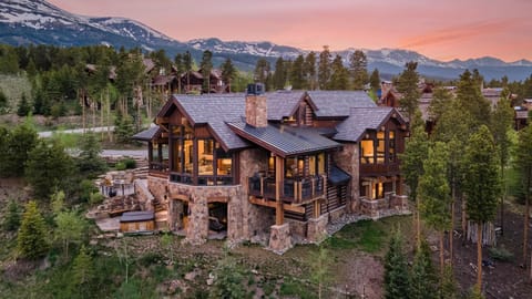 Property building, Hot Tub, Balcony/Terrace, Mountain view, Street view