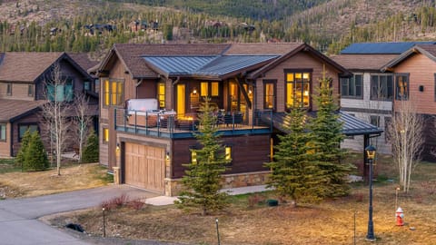Property building, Neighbourhood, Hot Tub, Mountain view, Parking