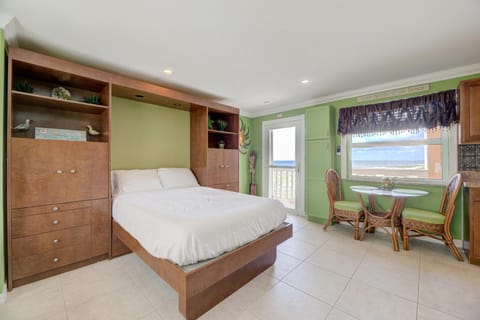 Bed, TV and multimedia, Seating area