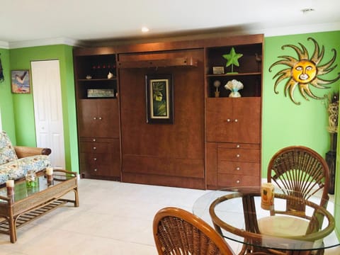 Bed, Seating area, Dining area