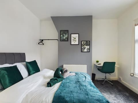 Birks House By RMR Accommodations - NEW - Sleeps 8 - Modern - Parking House in Stoke-on-Trent