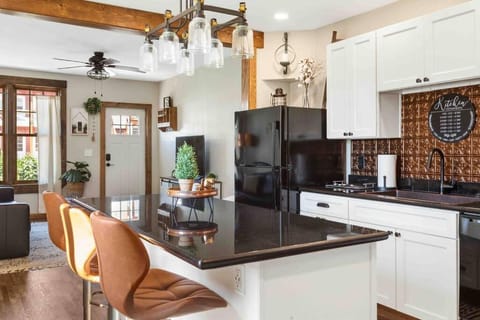 Stylish Uptown Butte Condo -634 Apartment in Butte