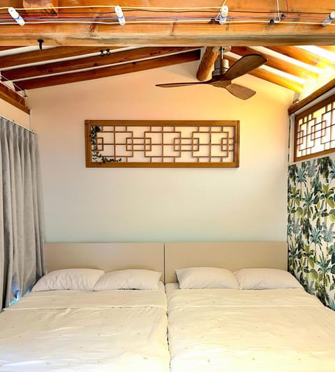 Bed, Photo of the whole room, Decorative detail, Bedroom, Area and facilities