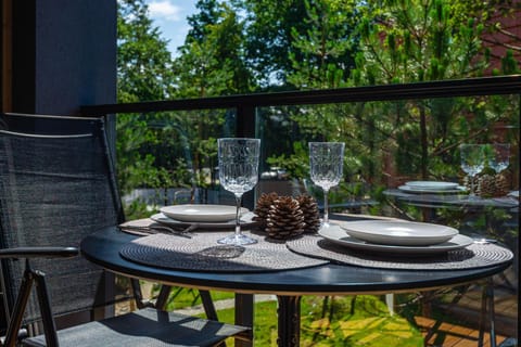 Patio, Day, Garden, Dining area, Garden view