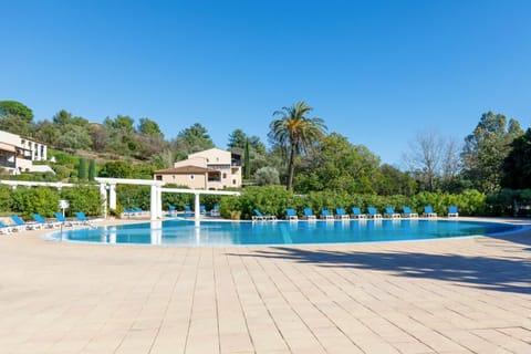 Day, Swimming pool