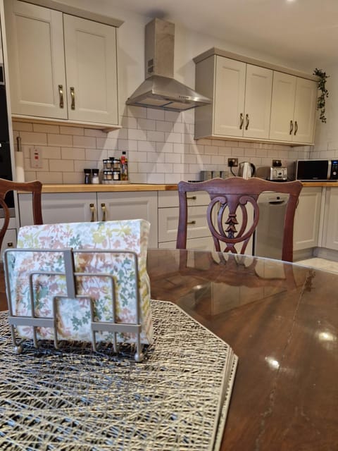 Coffee/tea facilities, dishwasher, oven, stove, washing machine, kitchen