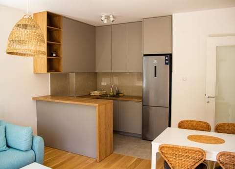 Kitchen or kitchenette, Dining area, dishwasher, pet friendly, stove, air conditioner