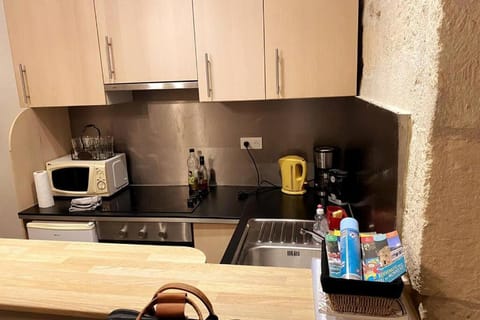 minibar, stove, toaster