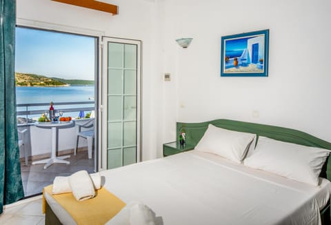 Bed, Balcony/Terrace, Bedroom, Sea view
