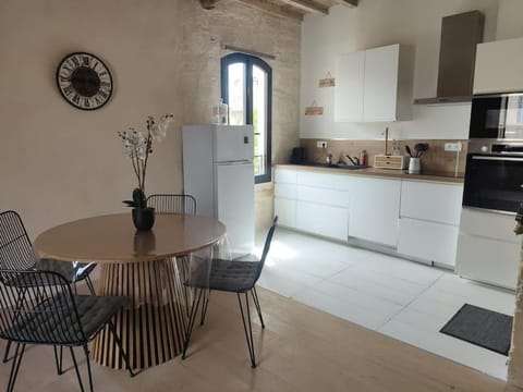 Kitchen or kitchenette, Seating area, dishwasher, oven, stove