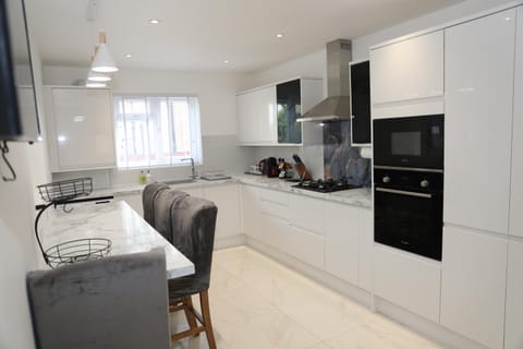 Kitchen or kitchenette, Dining area, dishwasher, minibar, pet friendly, stove, toaster