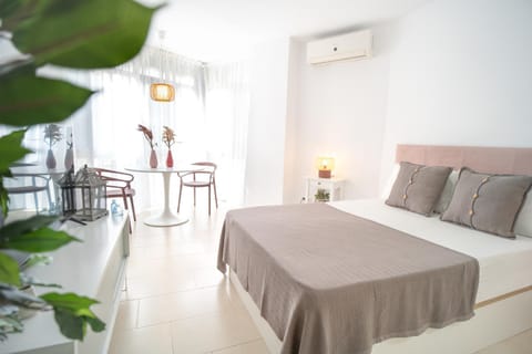 Property building, Food and drinks, Food, Breakfast, air conditioner