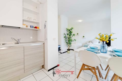 Kitchen or kitchenette, Dining area, stove