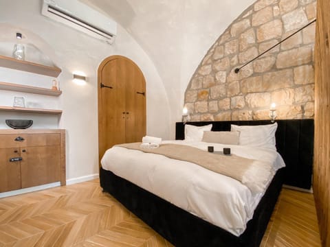 Bed, Photo of the whole room, Bedroom, wardrobe, air conditioner