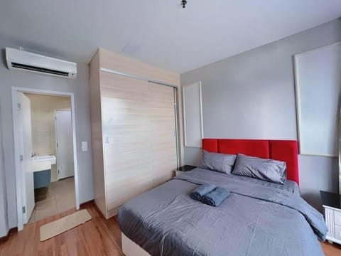 Bed, Photo of the whole room, Bedroom, towels, wardrobe, air conditioner