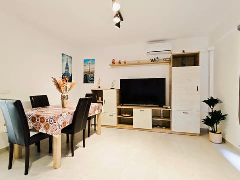 Communal lounge/ TV room, Evening entertainment, air conditioner