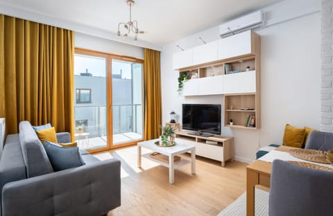 Communal lounge/ TV room, TV and multimedia, Living room, Seating area, Evening entertainment, air conditioner