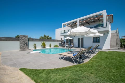 Property building, Patio, Spring, Day, Garden, Garden view, Pool view, Swimming pool, sunbed
