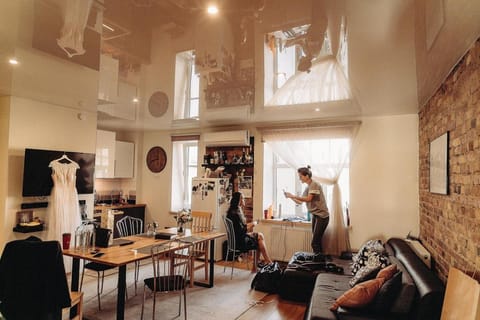 People, TV and multimedia, Living room, Seating area, Guests