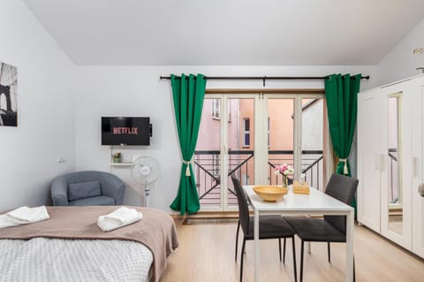 Bed, TV and multimedia, towels