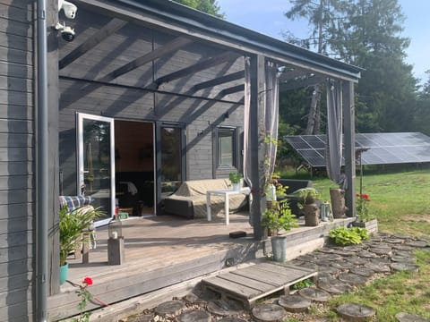Property building, Neighbourhood, BBQ facilities, Garden, Balcony/Terrace, Seating area, furniture, pet friendly