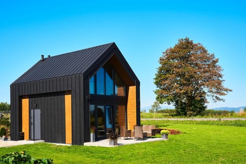 Property building, Spring, Day, Natural landscape, Garden, Garden, View (from property/room), Balcony/Terrace, Garden view