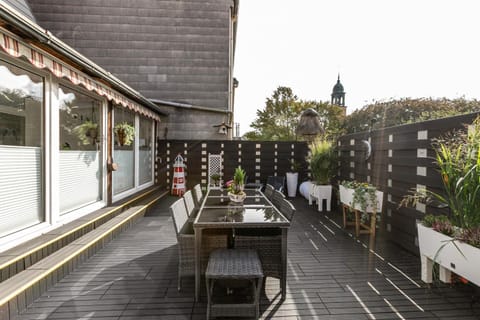 Property building, Balcony/Terrace, Living room