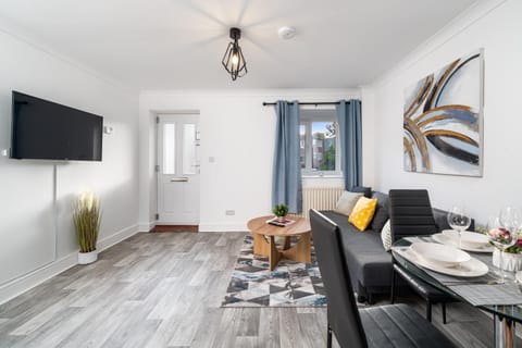Communal lounge/ TV room, TV and multimedia, Living room, Seating area, Dining area, Evening entertainment, fireplace