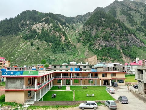 Property building, Day, Natural landscape, Bird's eye view, Mountain view, Parking