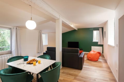Living room, Dining area