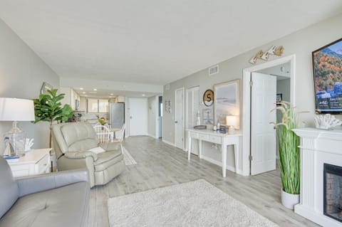 Gulf-View Balcony and Pool Access Hudson Retreat Apartment in Hudson