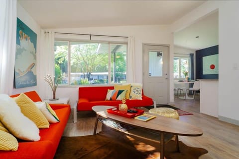 #StayinMyDistrict Modern Mid-Century Retreat House in Beaverton