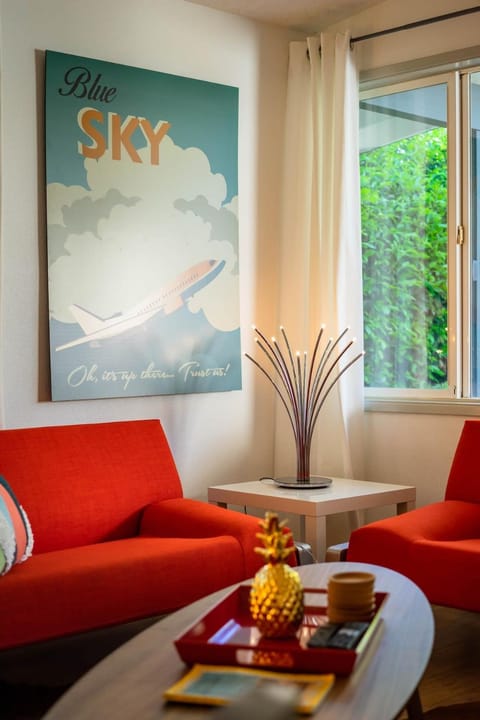 #StayinMyDistrict Modern Mid-Century Retreat House in Beaverton