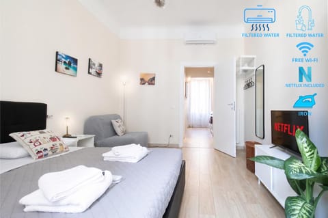 Bed, TV and multimedia, Bedroom, Entertainment, internet, air conditioner